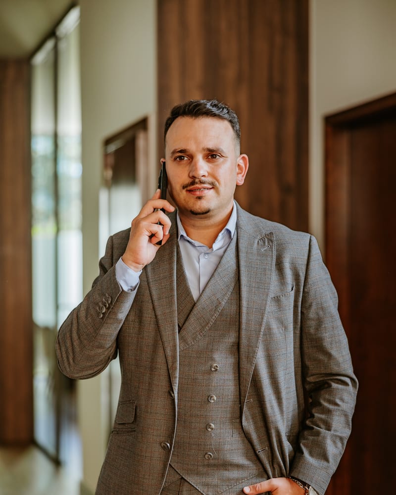 Pedro Fernandes, intermediário de crédito em Fafe, de fato e ao telefone