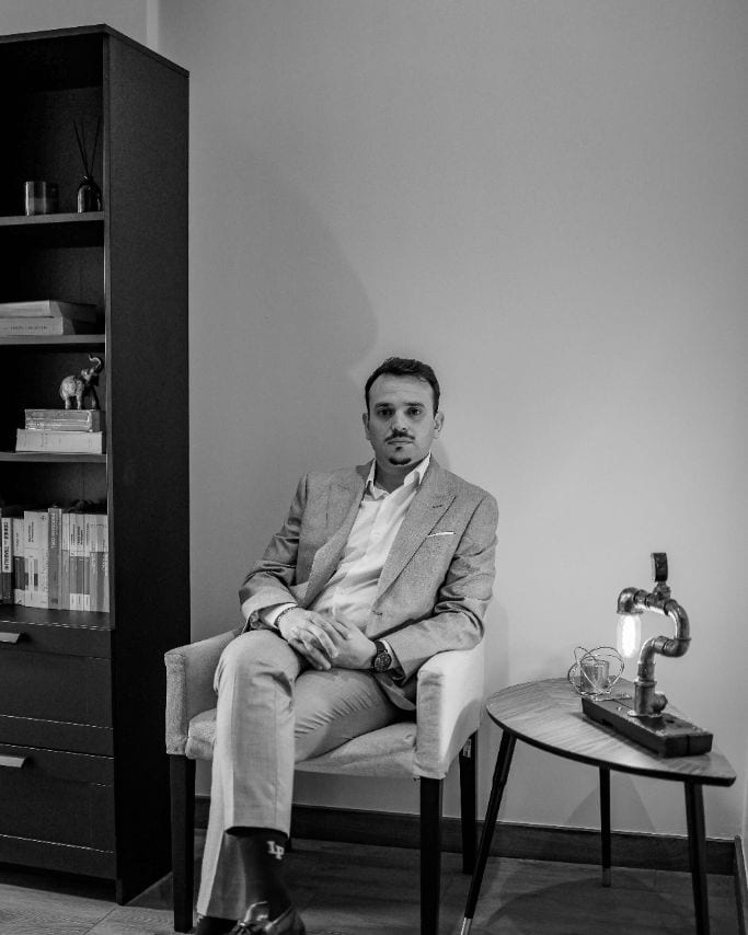 Pedro Fernandes, intermediário de crédito em Fafe, sentado num cadeirão, retrato a preto e branco